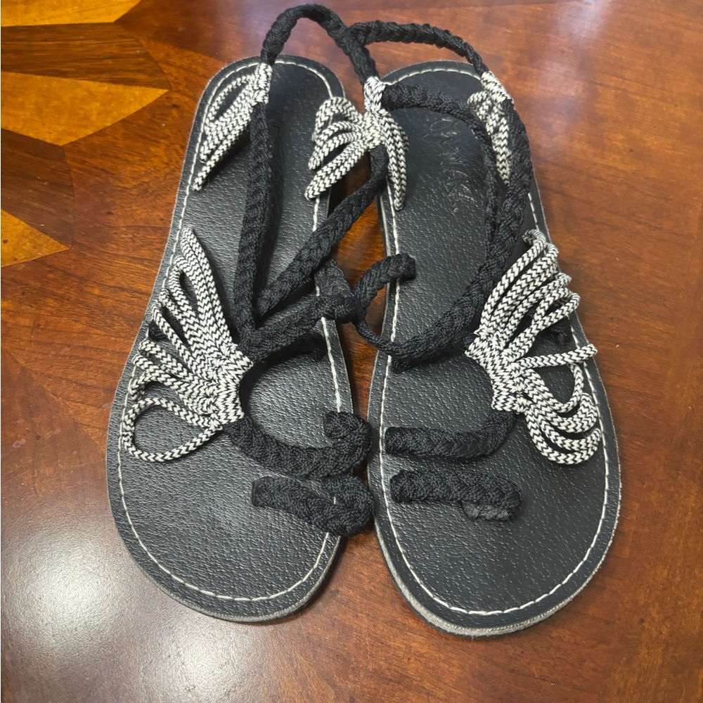 Elegant Black and White Women's Sandals - Picture 3 of 3